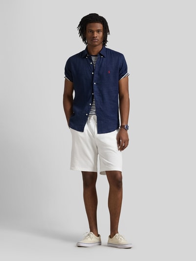 Männermodel draagt Regular Fit Leinenhemd mit Button-Down-Kragen van Polo Ralph Lauren, look: effen, regular fit, button-downkraag, doorlopende knoopsluiting, gestikt logo, korte mouw, licht afgeronde rompzoom, materiaal: puur linnen, Ganzkörperansicht van voren.