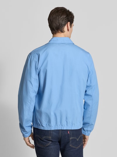 Männermodel trägt Regular Fit Blouson aus reiner Baumwolle von Polo Ralph Lauren, efekt: jednolity kolor, niebieski, wykładany kołnierz, krój regular fit, zamek błyskawiczny, detal z logo, długi rękaw ze ściągaczem, wykończenie elastyczne, boczne kieszenie, bawełna, widok całej sylwetki z tyłu