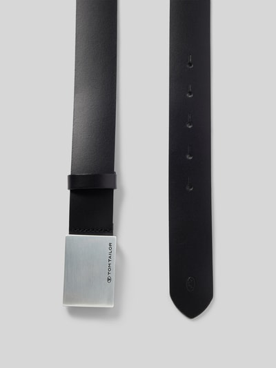 Produktfoto, Gürtel aus Leder Modell 'Bob' von TOM TAILOR in Schwarz mit silberner Pinschließe, Logo, 3,5 cm breit, glatte Textur