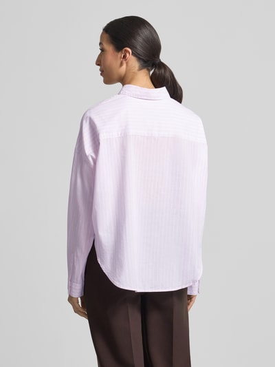 Kobiece model prezentuje Relaxed Fit Hemdbluse aus reiner Baumwolle od Marc O'Polo, różowe i białe paski, długi rękaw, zaokrąglony dół, czysta bawełna, widok całej sylwetki od tyłu