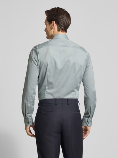 Männermodel trägt Slim Fit Freizeithemd mit Kentkragen von OLYMP Level Five, Baumwoll-Mix, langärmelig, Sportmanschetten, Ganzkörperansicht Rückansicht.