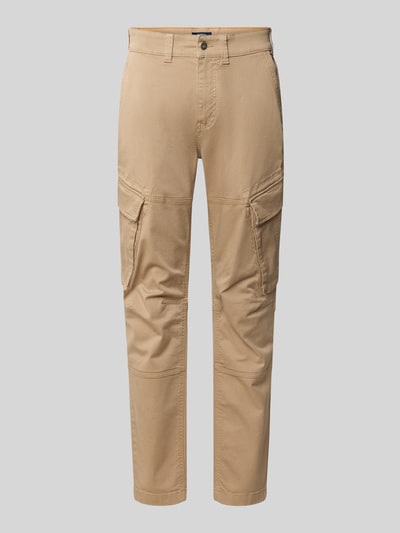 Produktfoto, gerade geschnittene Straight Fit Cargohose aus Baumwoll-Mix von MCNEAL in Beige mit Taschen und Knopfverschluss, glatte Textur. Kontext: Herren Cargohose von MCNEAL, elastischer Material-Mix, Straight Fit, Eingriff- und Gesäßtaschen, Knopf- und Reißverschluss, Bundweite bei Größe M: 45 cm, Innenbeinlänge bei Größe M: 80 cm.