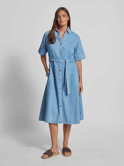 Frauenmodel trägt Midikleid in Denim-Optik mit Lyocell-Anteil von comma, hellblauer Baumwoll-Mix, taillierte Passform, Ganzkörperansicht von vorne.