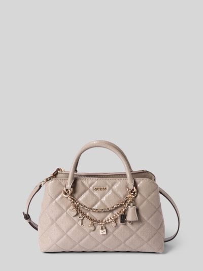 Produktfoto, Handtasche in Leder-Optik Modell 'Libby' von Guess mit Stepp-Optik, Zierbesatz, Logo-Detail, Magnetverschluss, Hauptfach, Reißverschlusstasche, Tragehenkel, abnehmbare Schulterriemen, Maße 32 cm Breite, 21 cm Länge, 11 cm Tiefe, Schulterriemen 122 cm.