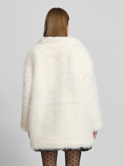 Frauenmodel trägt Mantel aus Kunstfell mit Reverskragen von Gina Tricot in Weiß, strukturierte Oberfläche, Regular Fit, Ganzkörperansicht Rückansicht.