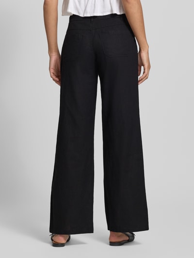 Frauenmodel trägt Mid Waist Hose aus Leinen-Baumwoll-Mix von Gina Tricot, Schwarz, weites Bein, Eingrifftaschen, Tunnelzug, Ganzkörperansicht Rückansicht.