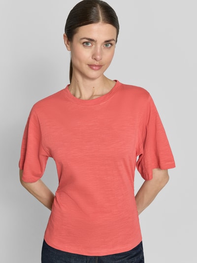 Frauenmodel trägt T-Shirt mit 1/2-Arm und Raffungen von Jake*s Casual aus Reine Baumwolle, körpernahe Passform, Rundhalsausschnitt, Ganzkörperansicht von vorne.