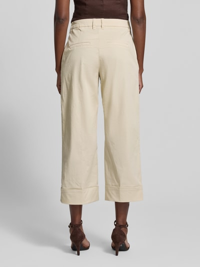 Frauenmodel trägt Wide Leg Culotte aus Baumwoll-Mix von s.Oliver RED LABEL, Optik: Unifarben, 7/8-Länge, Rückansicht, Ganzkörperansicht.