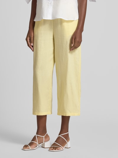 Vrouwenmodel draagt Culotte aus Leinen-Viskose-Mix mit elastischem Bund van B.Young, cropped fit, model 'FALAKKA', lichtgeel, gladde textuur, elastische taille, maat 36: taille 38 cm, binnenbeenlengte 60 cm. Detailopname benen.