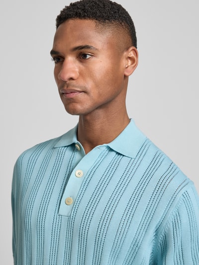 Männermodel trägt Slim Fit Poloshirt mit Knopfleiste von Manuel Ritz aus Reine Baumwolle mit Strukturmuster; Nahaufnahme Oberkörper.