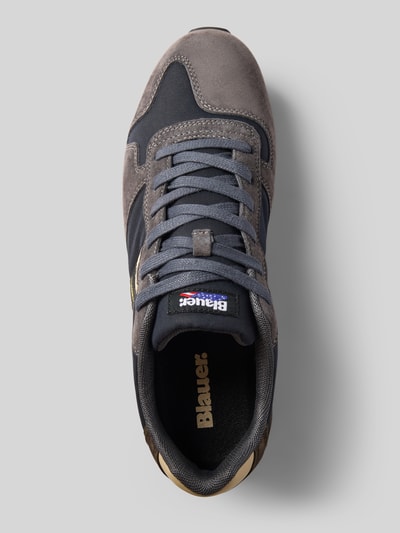 Produktfoto, Sneaker aus Leder-Mix Modell 'Queens' von Blauer USA in Grau und Blau mit Logo-Detail, abgerundete Passform, strukturierte Textur. Kontext: Herren Sneaker, Absatzhöhe 3 cm, Schafthöhe 9 cm, Schaftweite 10 cm.