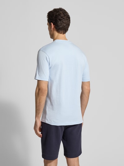 Męski model nosi Regular Fit T-Shirt aus reiner Baumwolle Modell 'TS_TERRACE' od BOSS Green, jasnoniebieski, gładki, krótki rękaw, klasyczny jersey, całkowity widok z tyłu.