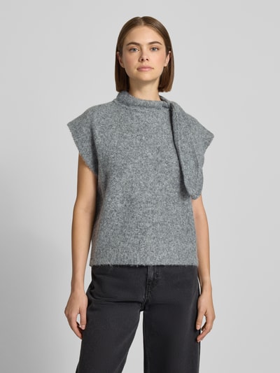 Frauenmodel trägt Regular Fit T-Shirt mit Woll-Anteil Modell 'Cassi' von Topshop, grau meliert, Strick-Optik, Stehkragen, Kurzarm, Ganzkörperansicht von vorne. Elastischer Material-Mix, Rückenlänge bei Größe S: 54 cm.