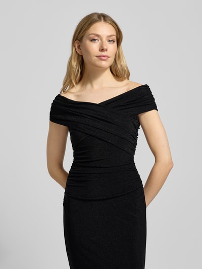 Frauenmodel trägt Abendkleid in Wickel-Optik Modell 'Sandy' von Forever New, schwarzer Material-Mix mit Stretch-Anteil, Nahaufnahme Oberkörper.