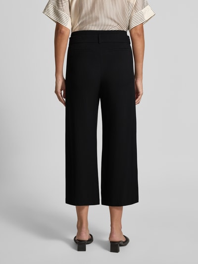 Frauenmodel trägt Culotte aus Viskose mit Gürtel von Christian Berg Woman in Schwarz mit Biesen, Gesäßleistentaschen, Wide-Fit, Ganzkörperansicht Rückansicht. Innenbeinlänge 65 cm, Bundweite 39 cm, Haken- und Reißverschluss, französische Eingrifftaschen.