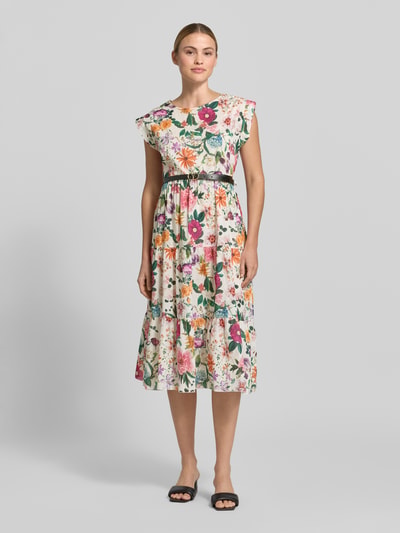Frauenmodel trägt Midikleid mit Gürtel Modell 'Ol44iviraa' von ZABAIONE aus Reine Baumwolle, A-Linie, Allover-Look mit floralen Farben, Rundhalsausschnitt, Ganzkörperansicht von vorne. Rückenlänge bei Größe S: 114 cm, Brustweite: 45 cm.