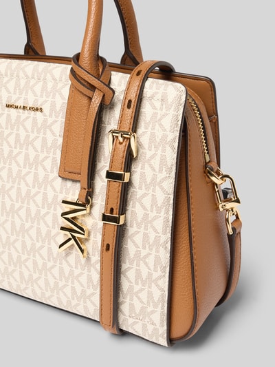 Produktfoto, cremefarbene Handtasche mit Label-Applikation Modell 'LAILA' von MICHAEL Michael Kors, Hauptfach mit Reißverschluss, Tragehenkel, Schulterriemen, goldene Details, Maße 29 cm Breite, 19 cm Länge, 10 cm Tiefe, Schulterriemen 132 cm