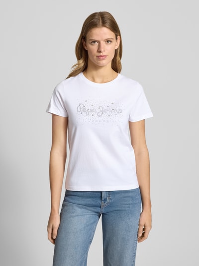 Vrouwenmodel draagt Regular Fit T-Shirt uit pure katoen model 'BRADY' van Pepe Jeans, wit, ronde hals, korte mouw, sierstenen, frontale totaalbeeld.