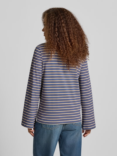Frauenmodel trägt Oversized Shirt aus reiner Baumwolle Modell 'LISA' von ONLY, gestreift in Blau, Weiß und Braun, Ganzkörperansicht Rückansicht. Damen Oversized Shirt von ONLY.