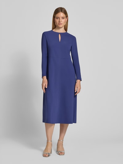 Vrouwenmodel draagt midi-jurk met druppelvormige hals van Marc Cain, materiaalmix met stretch, model in a-lijn, knoopsluiting, ruglengte 122 cm, borstwijdte 39 cm, mouwlengte 60 cm, effen blauw, gladde textuur, model in a-lijn, geheellichaamsaanzicht van voren.