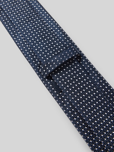 Productfoto, Krawatte aus reiner Seide mit Label-Detail van Willen in klassiek blauw-wit patroon, breedte 8 cm, zijde textuur.