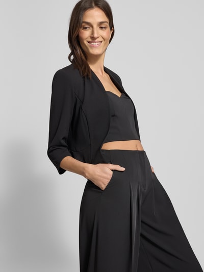 Frauenmodel trägt Bolero mit 3/4-Ärmel von Swing, schwarzer Material-Mix mit Stretch, Regular Fit, Ganzkörperansicht von vorne.