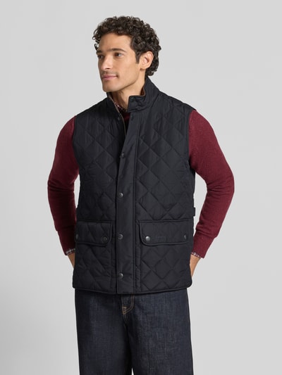 Männermodel trägt dunkelblaue Steppweste Slim Fit Weste mit Logo-Stitching Modell 'NEW LOWERDALE' von Barbour, Herren Weste, Ganzkörperansicht von vorne.
