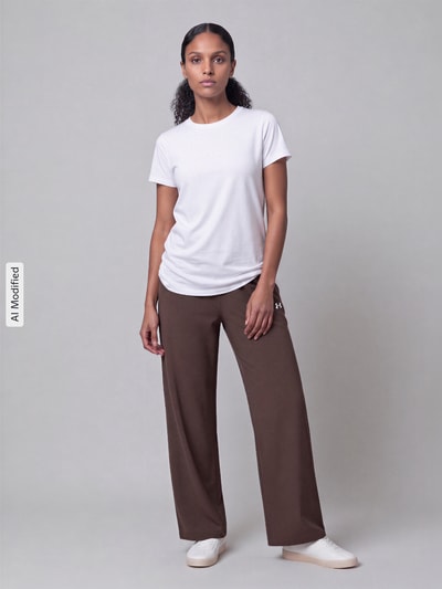 Frauenmodel trägt Wide Leg Sweathose mit Logo-Print von Under Armour, braun, lockere Passform, Damen Sweathose, Ganzkörperansicht von vorne, KI-modifiziertes Bild.