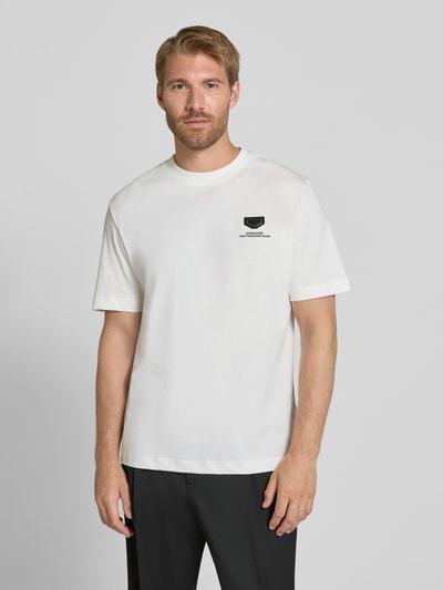 Männermodel trägt Relaxed Fit T-Shirt aus reiner Baumwolle von Antony Morato in Weiß mit Logo-Detail, Rundhalsausschnitt, Nahaufnahme Oberkörper.