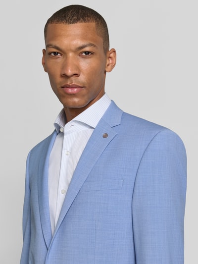 Männermodel trägt Sakko mit Pattentaschen und Reverskragen von HECHTER PARIS, hellblau, Material-Mix mit Schafwolle-Anteil, Nahaufnahme Oberkörper.