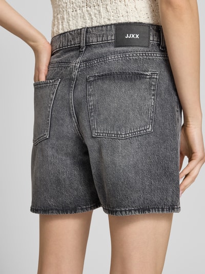 Frauenmodel trägt Shorts in Denim-Optik Modell 'Seville' von JJXX, reine Baumwolle, 5-Pocket-Design, Rückansicht Detailaufnahme.