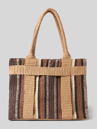 Produktfoto, Strandtasche mit Logo-Stitching Modell 'Beach Bestie' von Hey Marly aus grob gehäkeltem Material mit Streifen in Beige, Braun und Schwarz, offenes Hauptfach, kurze Tragegriffe, Reißverschlussfach innen, Breite 41 cm, Länge 32 cm, Tiefe 17 cm, Länge Schulterriemen 63 cm.