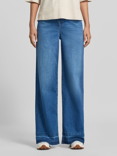 Frauenmodel trägt High Waist Bootcut Jeans mit breitem Saum von MARC CAIN, Denim, Wide Leg, Medium Wash, 5-Pocket, Ganzkörperansicht von vorne.