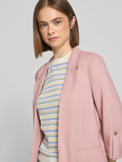 Frauenmodel trägt Relaxed Fit Blazer aus Viskose-Leinen-Mix Modell 'GOA' von Only, Optik: Unifarben, Nahaufnahme Oberkörper.