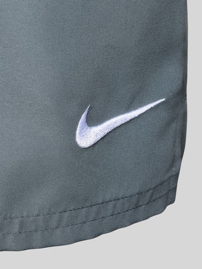 Produktfoto, Badeshorts mit Logo-Stitching und Eingrifftaschen von Nike in Dunkelgrau mit glatter Textur und sichtbarer Nahtkante