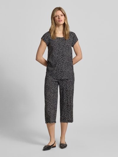 Frauenmodel trägt Regular Fit Culotte aus reiner Viskose Modell 'NOVA' von Only mit Allover-Muster, verkürzt, Ganzkörperansicht von vorne.