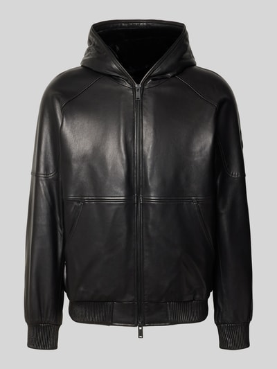 Produktfoto, schwarze Jacke in Leder-Optik von Moose Knuckles mit lockerer Passform, Zweiwege-Reißverschluss, Känguru-Tasche und gerippten Abschlüssen.