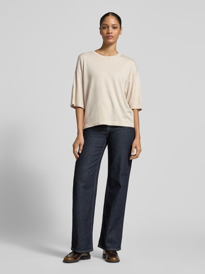 Vrouwenmodel draagt gebreid shirt van viscosemix Model 'Conny' van FREE/QUENT in relaxed fit met ronde hals, lengte S: 58 cm, mouwlengte S: 28 cm, ganzekopaanzicht van voren.