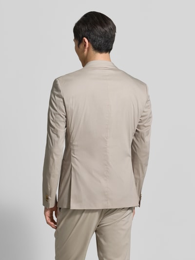 Männermodel trägt Sakko mit Reverskragen Modell 'Dallas' von JOOP! Collection in Beige, Baumwoll-Mix, Ganzkörperansicht Rückansicht.