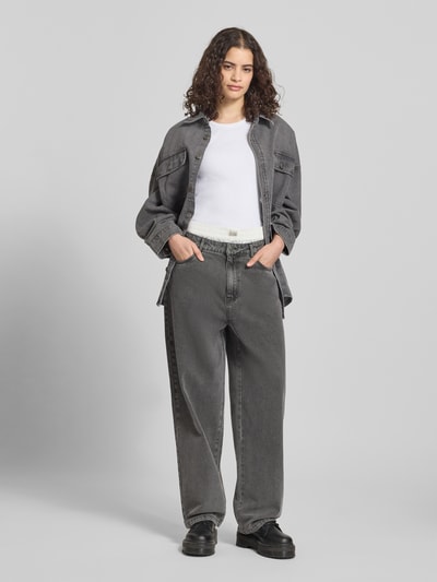 Frauenmodel trägt Oversized Hemdjacke mit Brusttaschen von Karo Kauer, Baumwoll-Mix, grau, lockere Passform, Ganzkörperansicht von vorne.