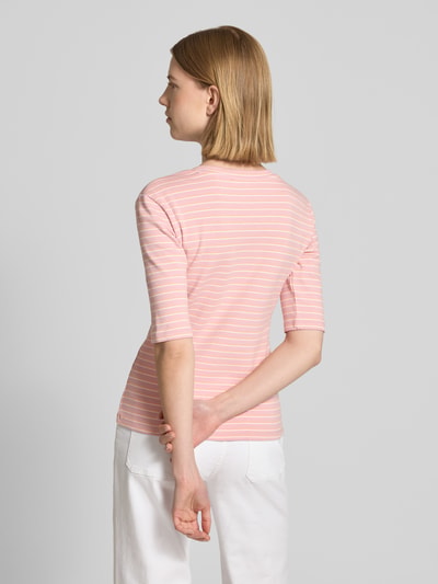 Frauenmodel trägt Longsleeve mit 3/4-Arm und V-Ausschnitt von Christian Berg Woman, Baumwoll-Mix mit Stretch-Anteil, Straight Fit, Rückenlänge 54 cm, rosa-weiß gestreift, Ganzkörperansicht Rückansicht.