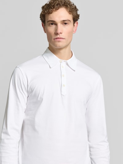 Männermodel trägt Regular Fit Poloshirt aus Baumwolle Modell 'Tanner' von Tiger of Sweden in Weiß, reine Baumwolle, Nahaufnahme Oberkörper.