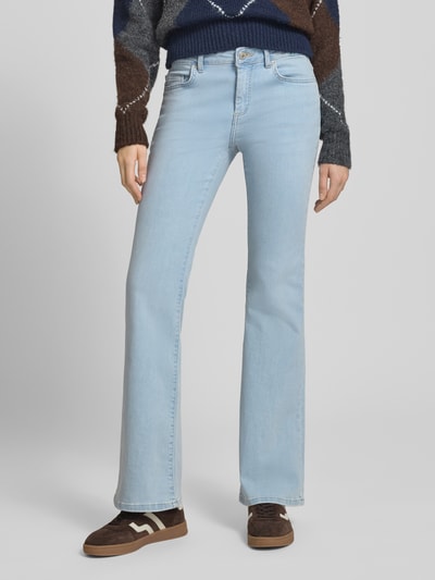 Kobiece modelka nosi Slim Fit Bootcut Jeans aus Baumwoll-Mix Modell 'BLUSH' od Only, jasnoniebieski denim, 5-kieszeni, mid waist, widok z przodu, zbliżenie na dolną część ciała.