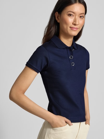 Vrouwenmodel draagt donkerblauw regular fit poloshirt uit viscosemix model 'Dereyel' van HUGO, Dames Poloshirt, close-up van het bovenlichaam.