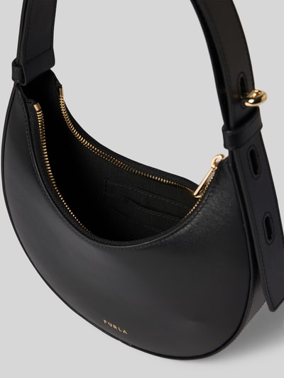 Produktfoto, schwarze Handtasche aus Leder mit Label-Detail Modell 'DELIZIA MINI' von FURLA, Hauptfach mit Reißverschluss, Tragehenkel, Maße 18x20x3 cm, Schulterriemen 34 cm, glatte Oberfläche mit feiner Textur und goldfarbenem Reißverschluss