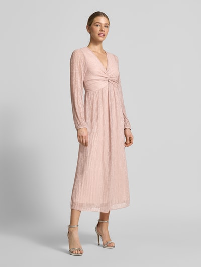 Frauenmodel trägt Tailliertes Midikleid mit Schimmer-Effekt von s.Oliver BLACK LABEL in Schimmernde-Optik aus Chiffon, Knotendetail, Langarm, Midi-Länge, V-Ausschnitt, gerade Materialverarbeitung, Ganzkörperansicht von vorne.