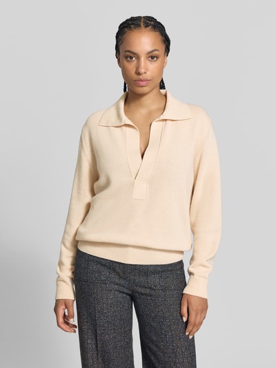 Frauenmodel trägt Relaxed Fit Pullover aus Woll-Mix von Victoria Beckham in Beige mit V-Ausschnitt und Umlegekragen, Nahaufnahme Oberkörper.