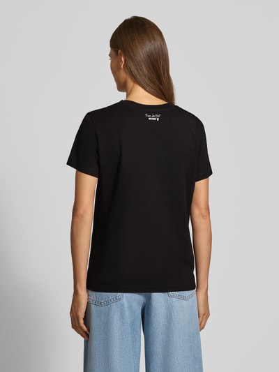 Vrouwenmodel draagt zwart regular fit t-shirt van MOS MOSH, Model 'Dala', jersey, label-embleem, ronde hals, ruglengte maat S 58 cm, Ganzkörperansicht Rückansicht.