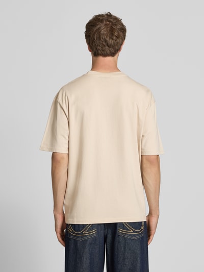 Męski model nosi Oversized T-Shirt mit Label-Stitching od Pegador, bawełna, oversize, okrągły dekolt, długość pleców M: 70 cm, widok całej sylwetki z tyłu