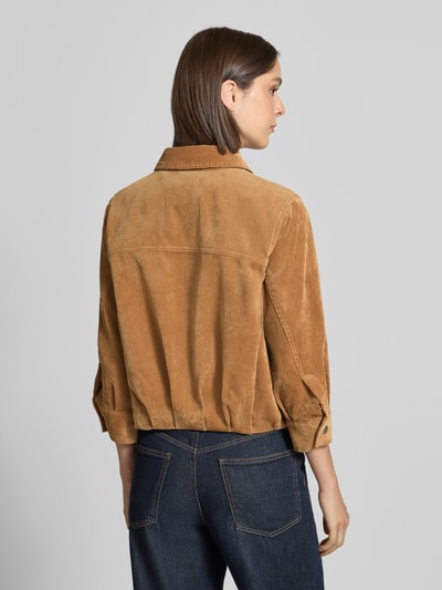 Frauenmodel trägt Regular Fit Blouson mit Ballonsaum Modell 'Hamona' von OPUS in brauner Cordoptik, Damen Bomberjacke, Ganzkörperansicht Rückansicht.